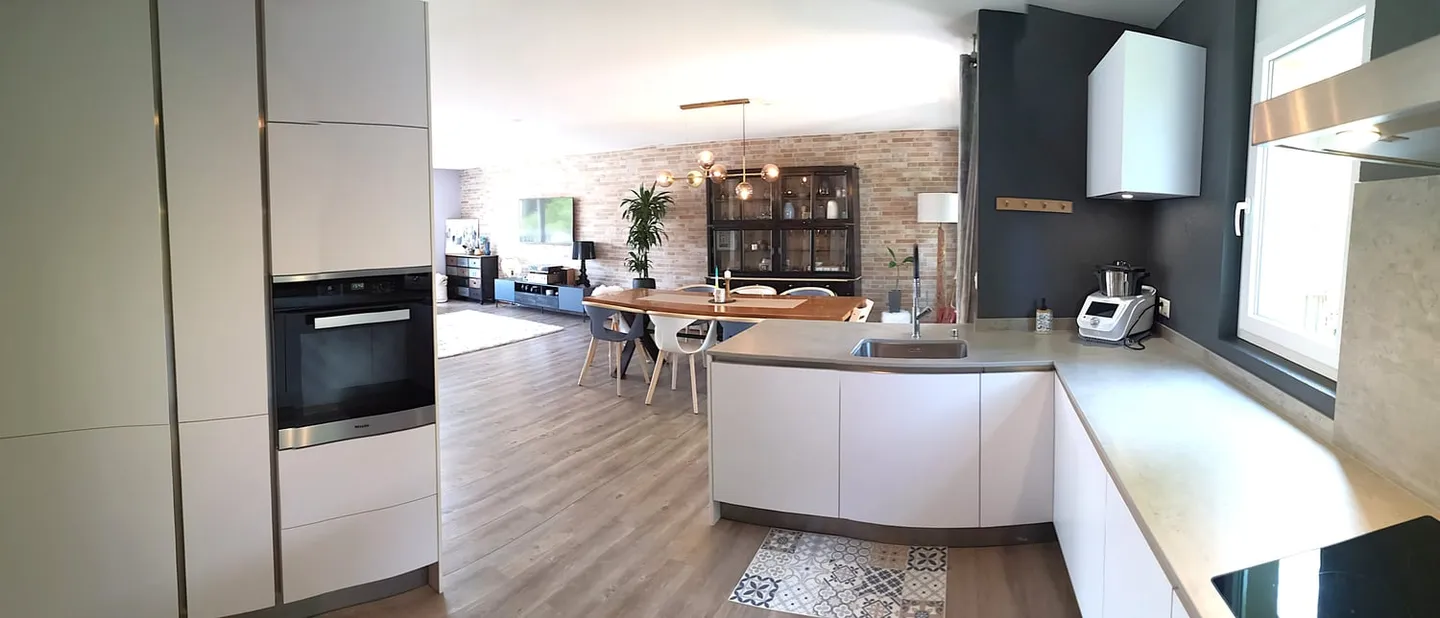 Magnifica casa duplex ristrutturata con cura per due famiglie con 4,5 stanze a Cudrefin, vicino al lago - Foto 17 di 34