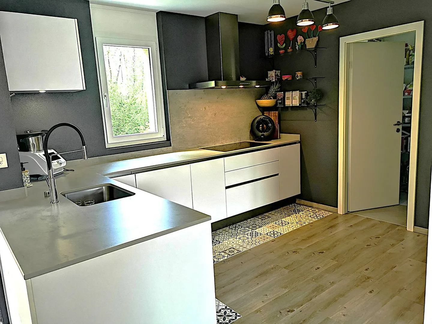 Magnifica casa duplex ristrutturata con cura per due famiglie con 4,5 stanze a Cudrefin, vicino al lago - Foto 18 di 34