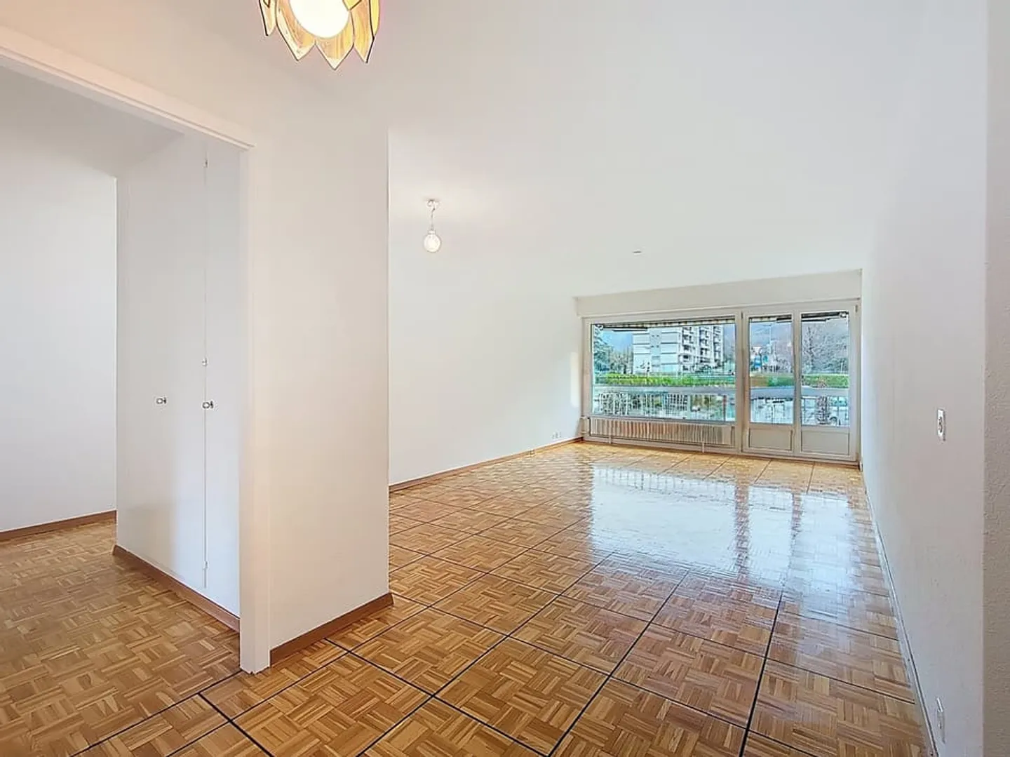 Exclusivity! Renovated 4.5P with balconies in the center of Monthey - Photo 1 of 13