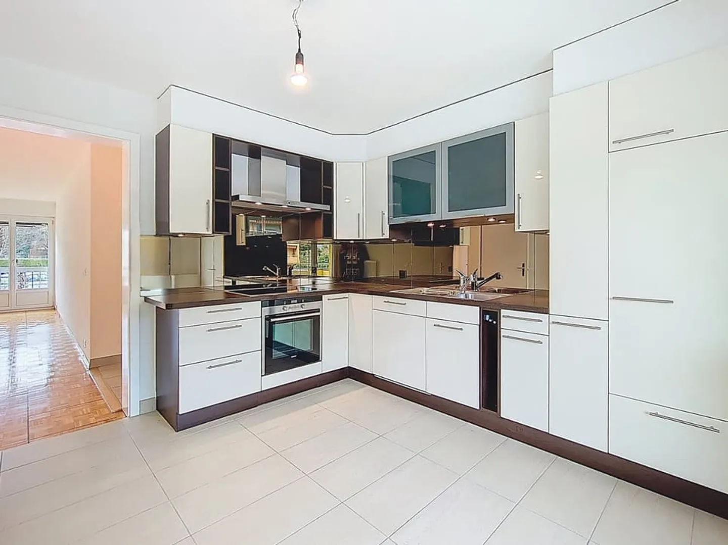 Exclusivity! Renovated 4.5P with balconies in the center of Monthey - Photo 2 of 13