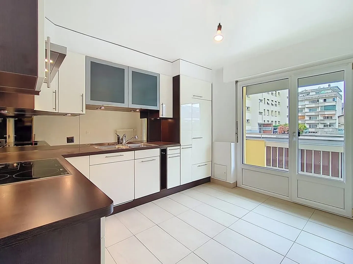 Exclusivity! Renovated 4.5P with balconies in the center of Monthey - Photo 3 of 13