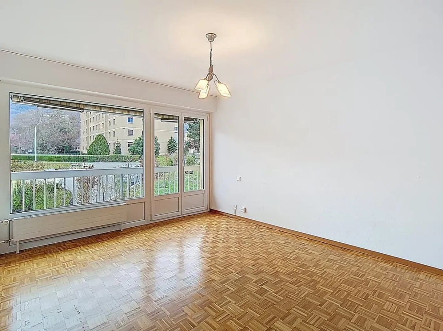 Exclusivity! Renovated 4.5P with balconies in the center of Monthey - Photo 4 of 13