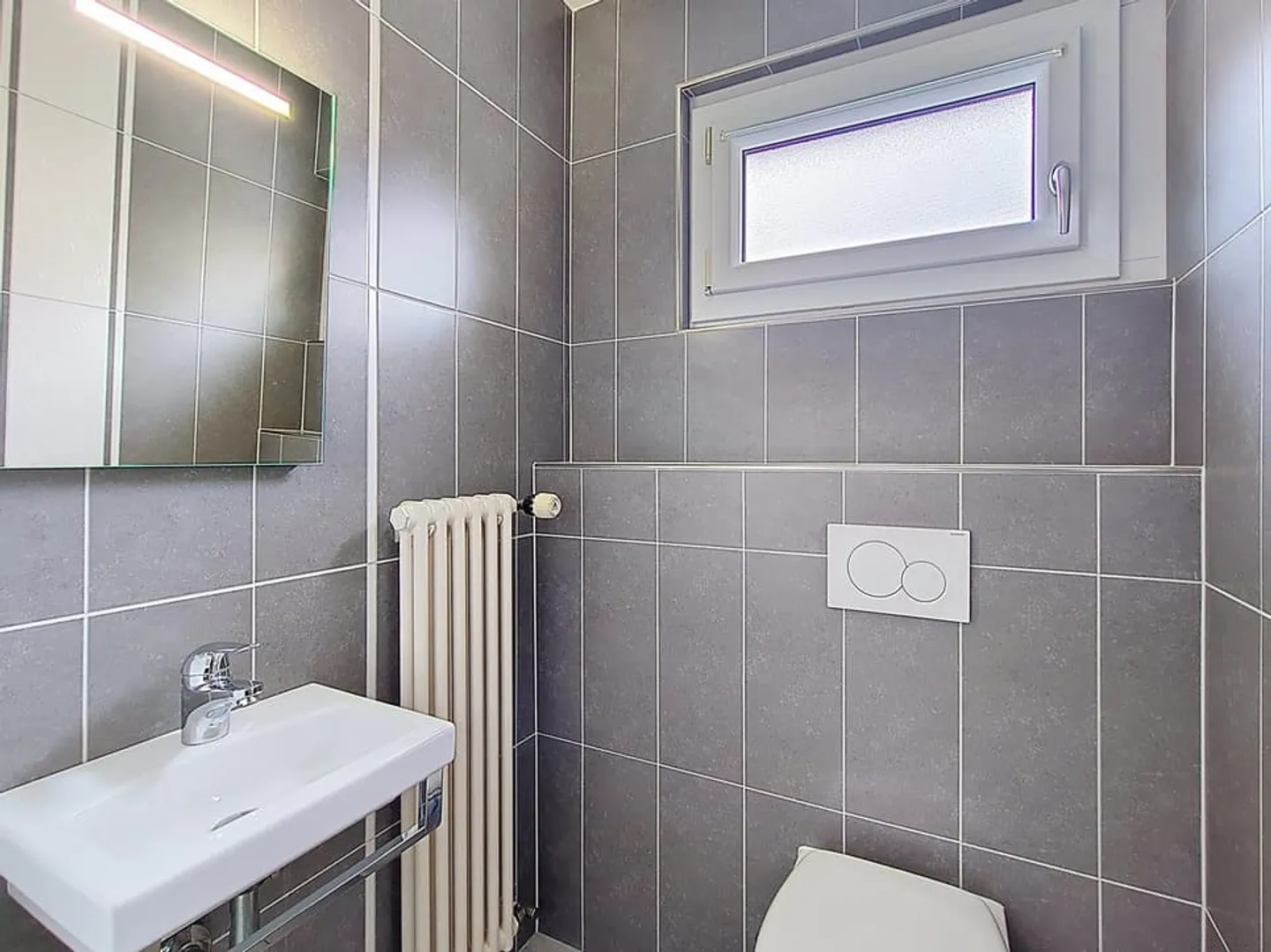 Exclusivity! Renovated 4.5P with balconies in the center of Monthey - Photo 8 of 13