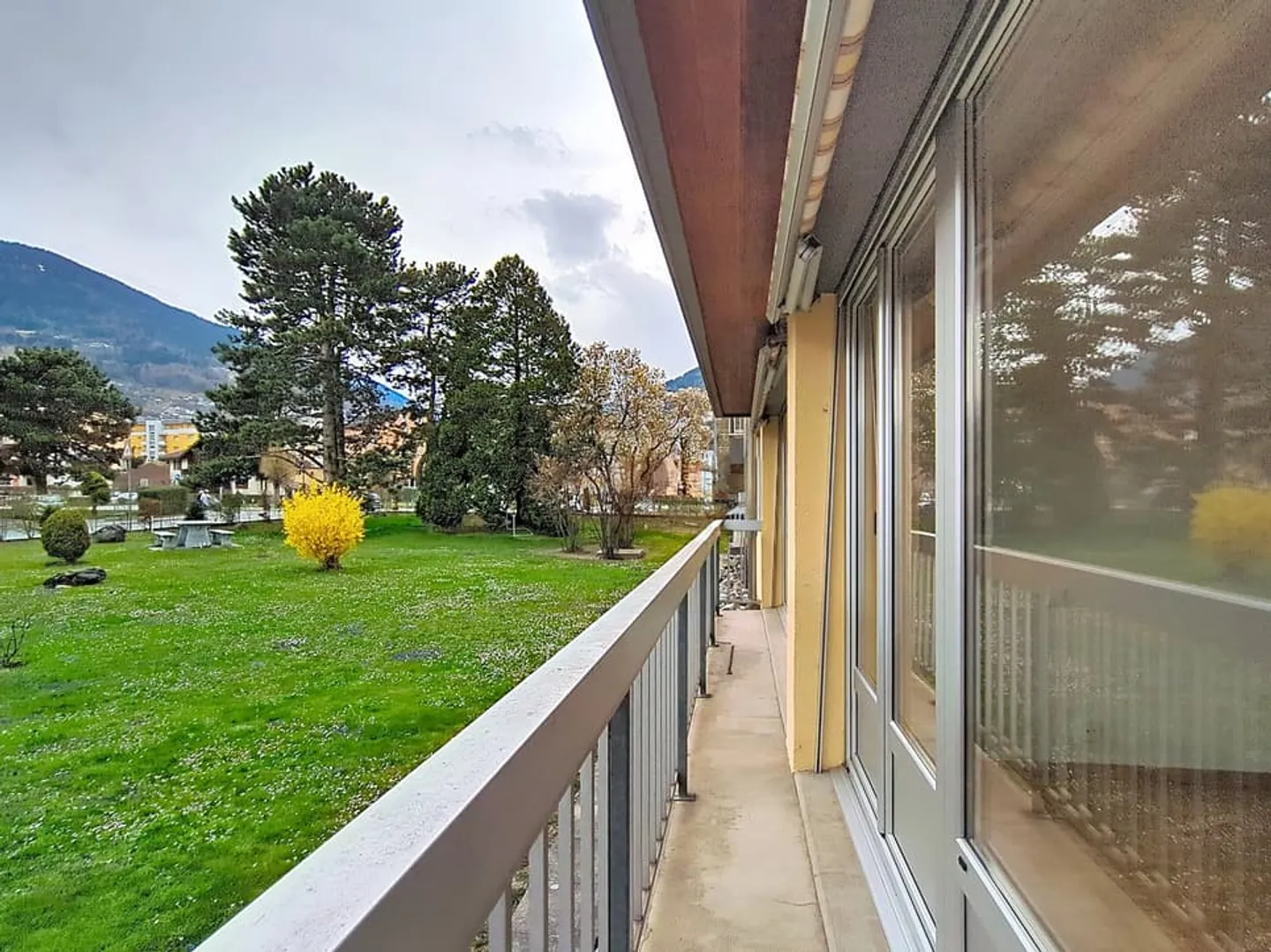 Exclusivity! Renovated 4.5P with balconies in the center of Monthey - Photo 12 of 13