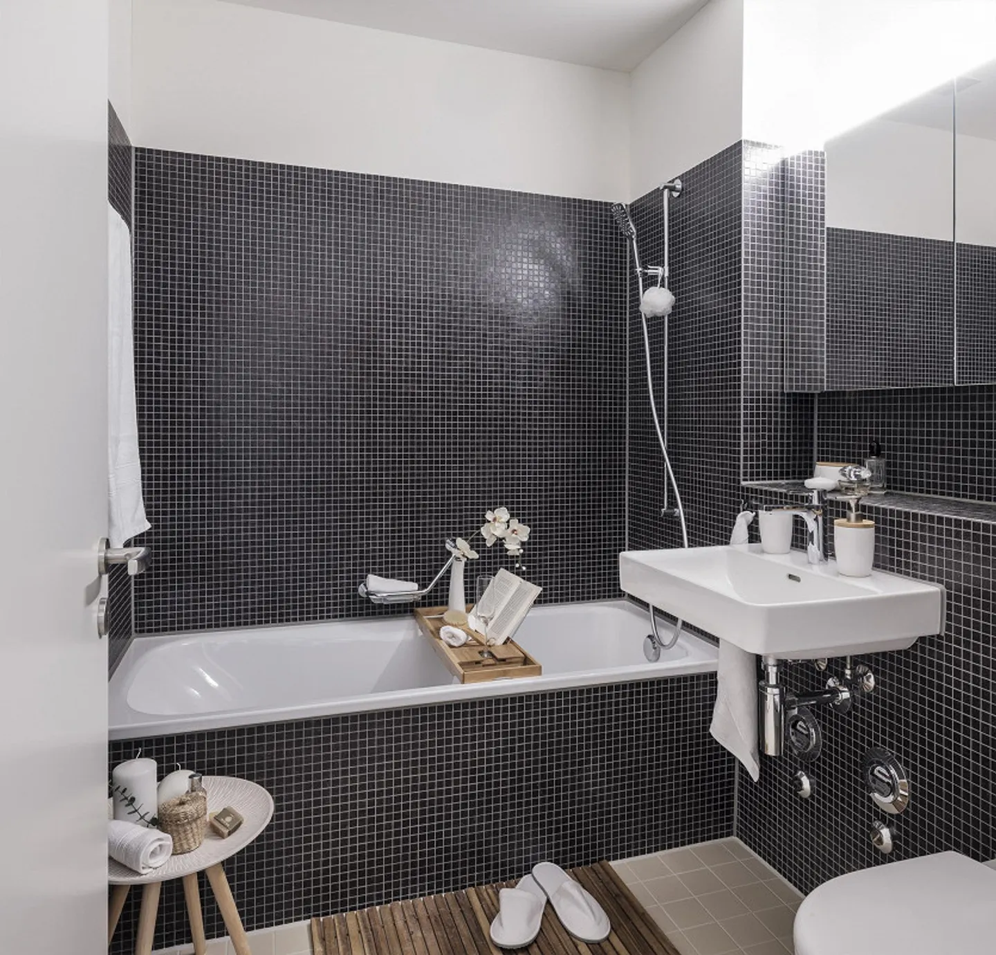 Modern living in Guggachpark! - Photo 5 of 6