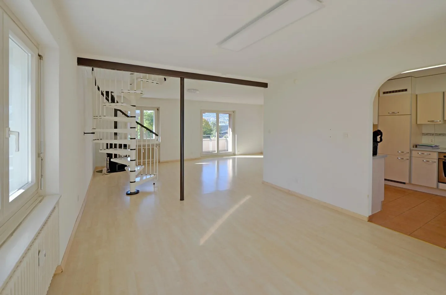 Appartamento 4.5 stanze con sezione giardino e box garage - Foto 3 di 11