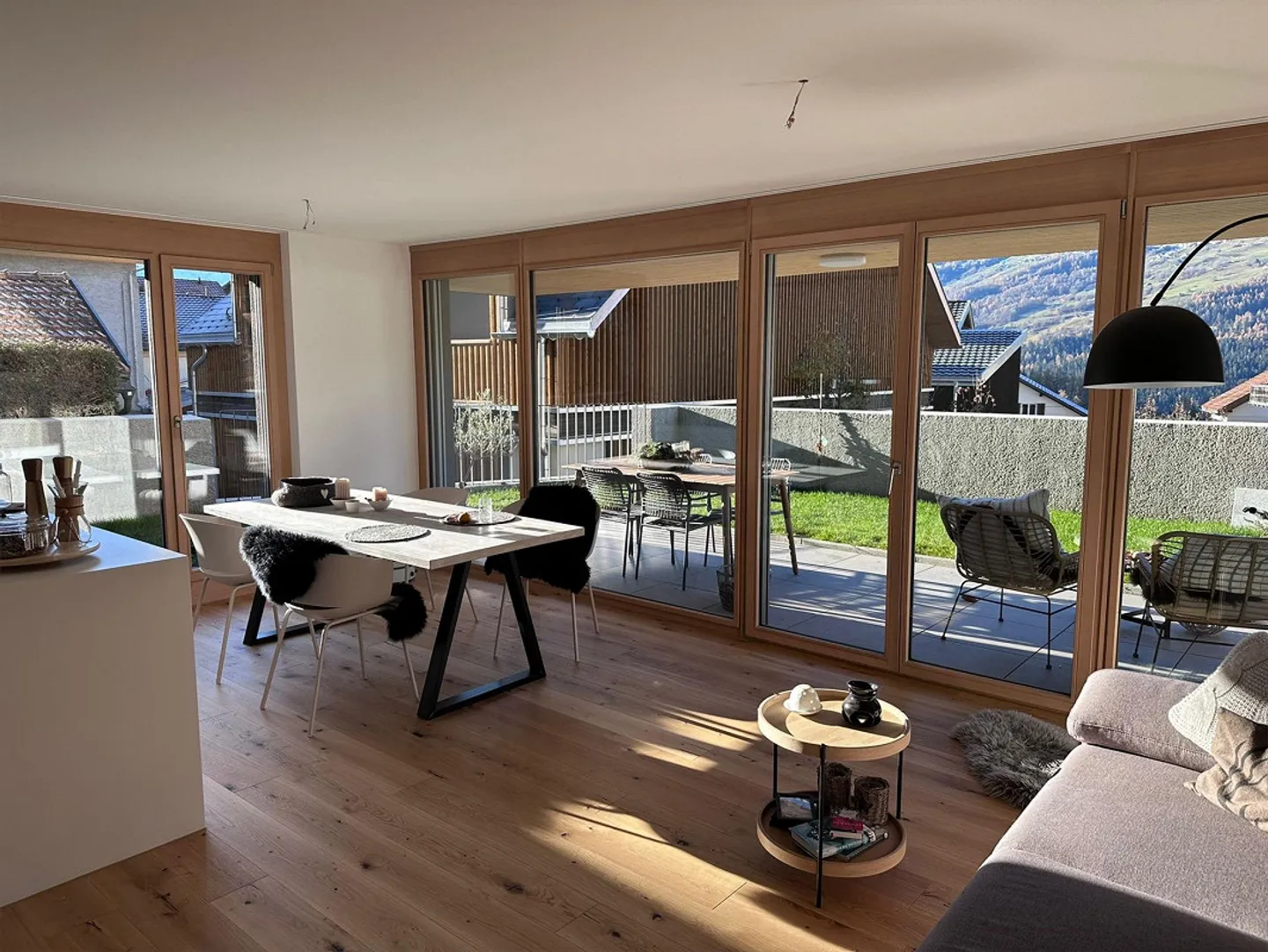 Appartement de jardin 3.5 pièces ensoleillé à Tomils - Photo 2 sur 13