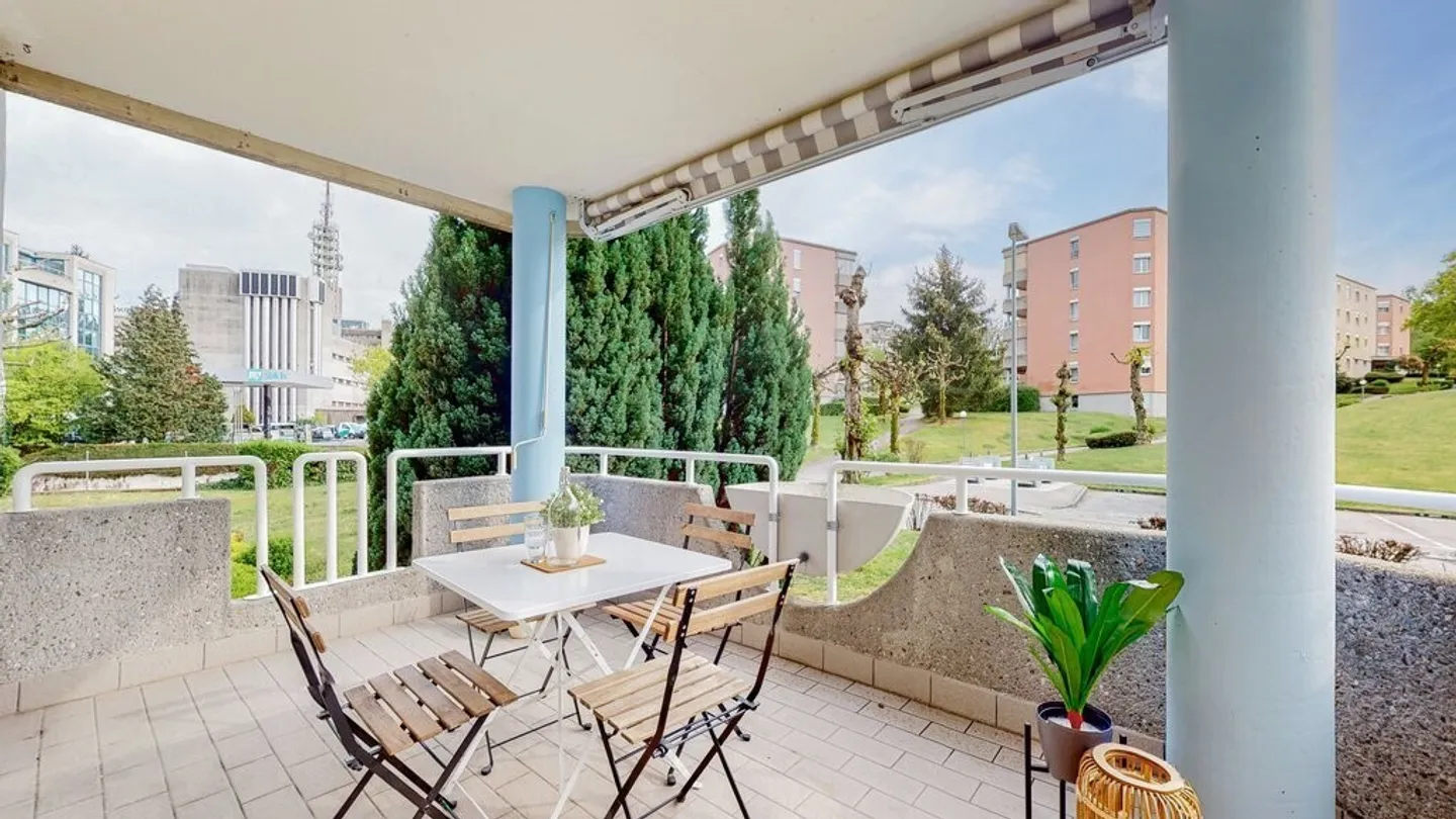 Appartement lumineux de 3,5 pièces dans un quartier bien desservi - Photo 2 sur 8