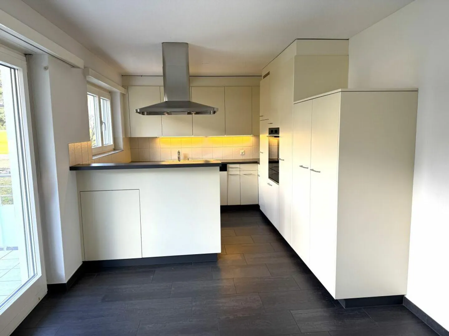 Limited: Spacious 5.5-Room Apartment with Three Balconies and Garage - Photo 2 of 8