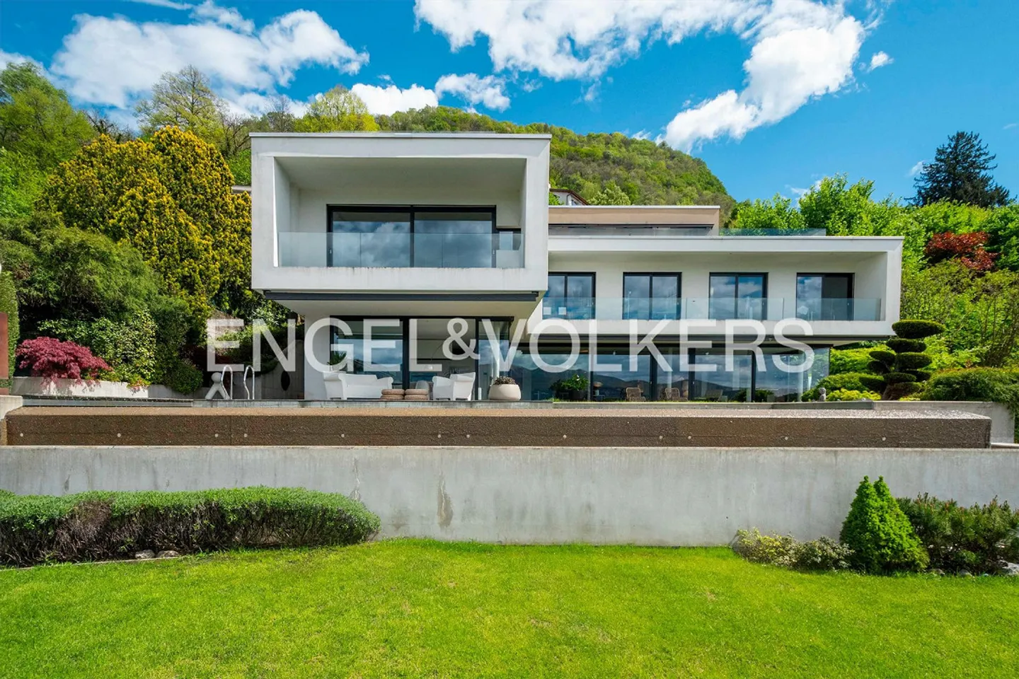 Villa moderna esclusiva con piscina e vista lago - Foto 3 di 13