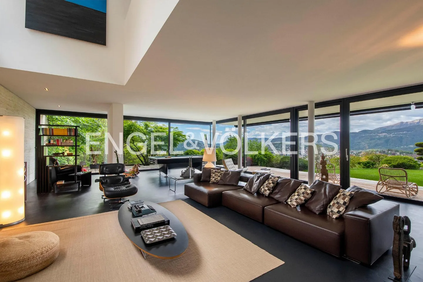 Villa moderna esclusiva con piscina e vista lago - Foto 4 di 13