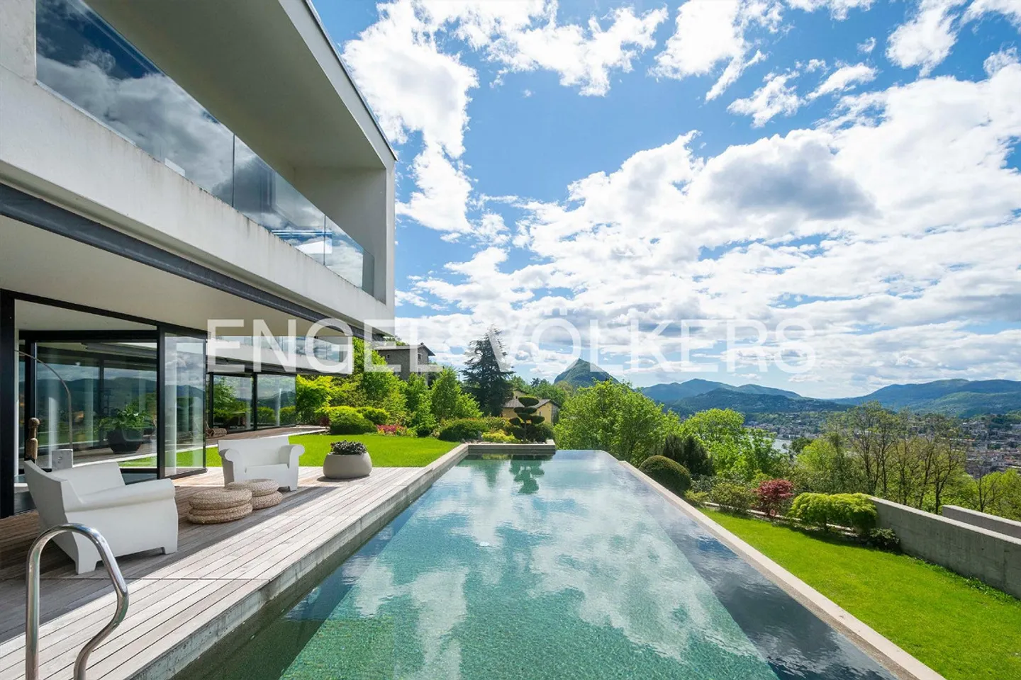 Villa moderna esclusiva con piscina e vista lago - Foto 1 di 13