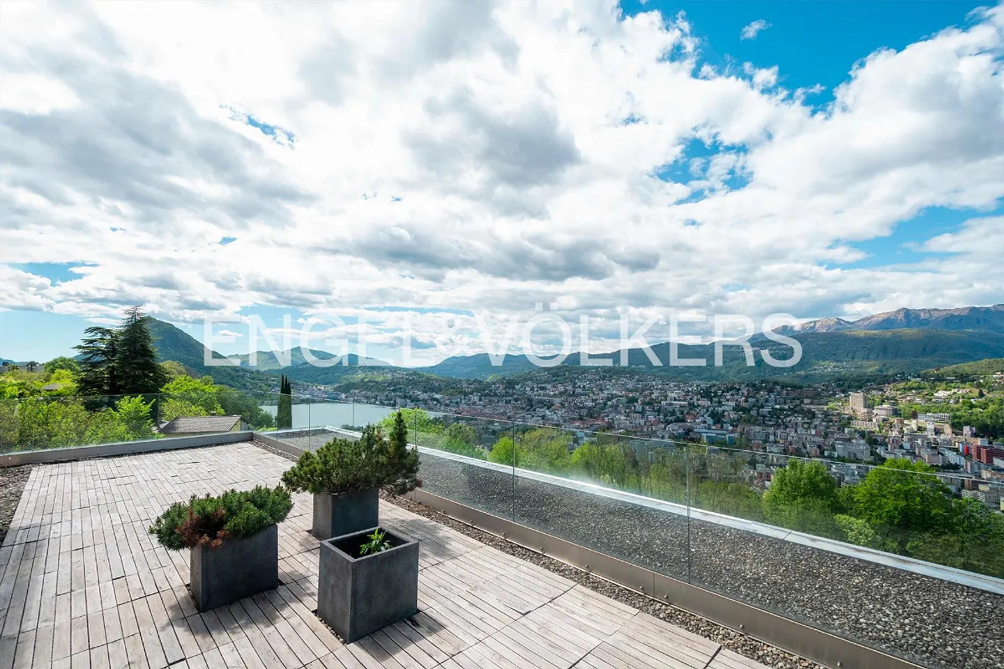 Villa moderna esclusiva con piscina e vista lago - Foto 2 di 13