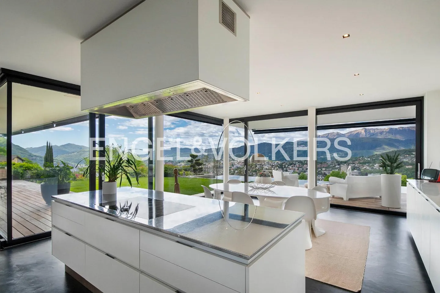 Villa moderna esclusiva con piscina e vista lago - Foto 6 di 13