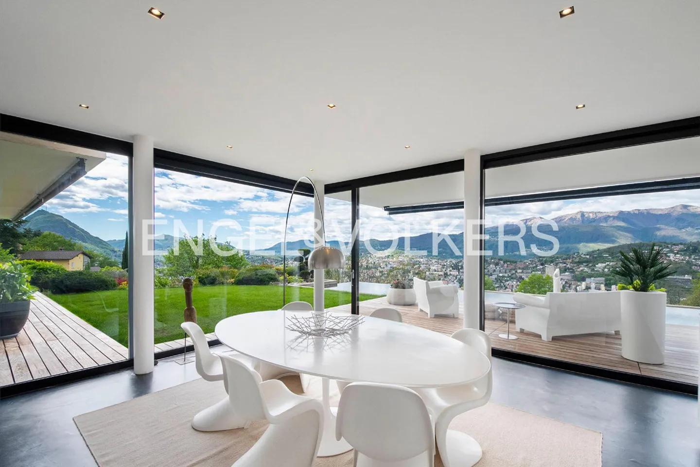 Villa moderna esclusiva con piscina e vista lago - Foto 7 di 13