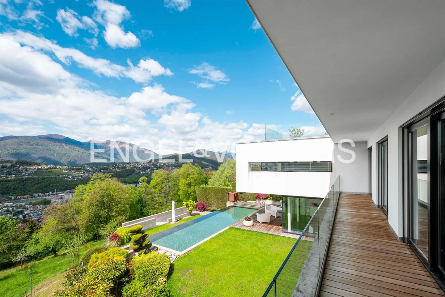 Villa moderna esclusiva con piscina e vista lago - Foto 12 di 13