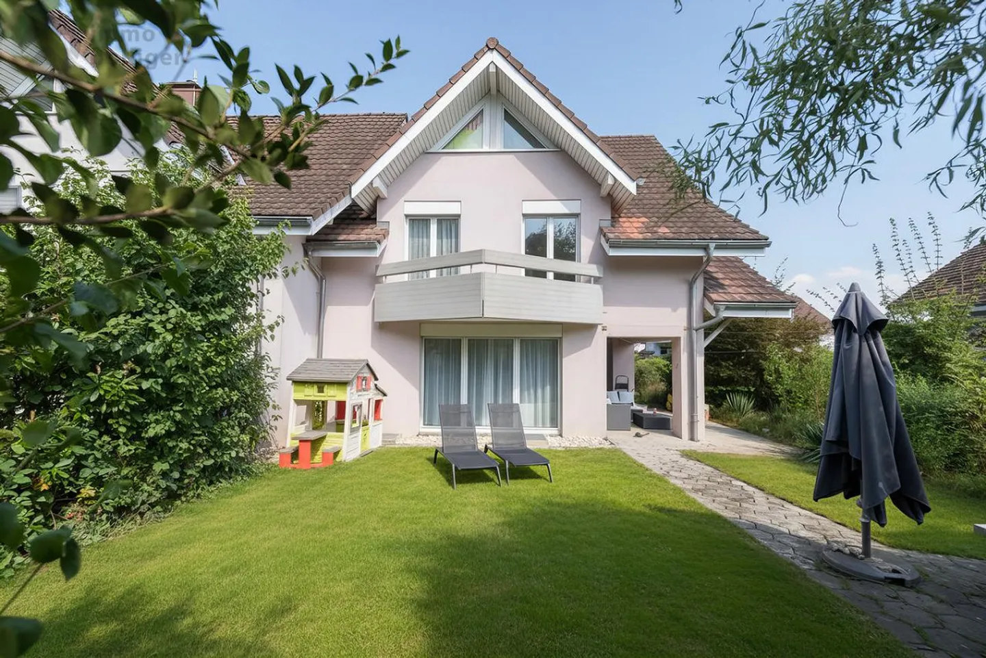 Familienfreundliches Doppelhaus - Foto 1 von 13