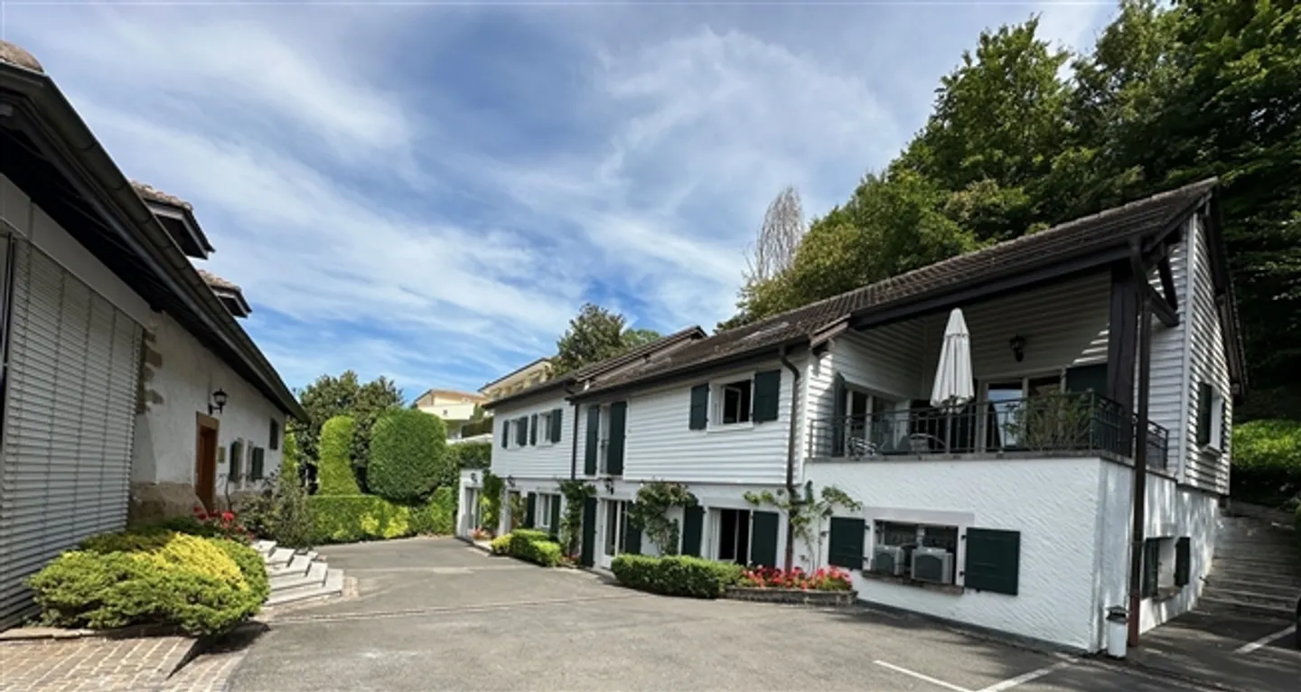 Representative Offices with Lake View - Photo 2 of 9