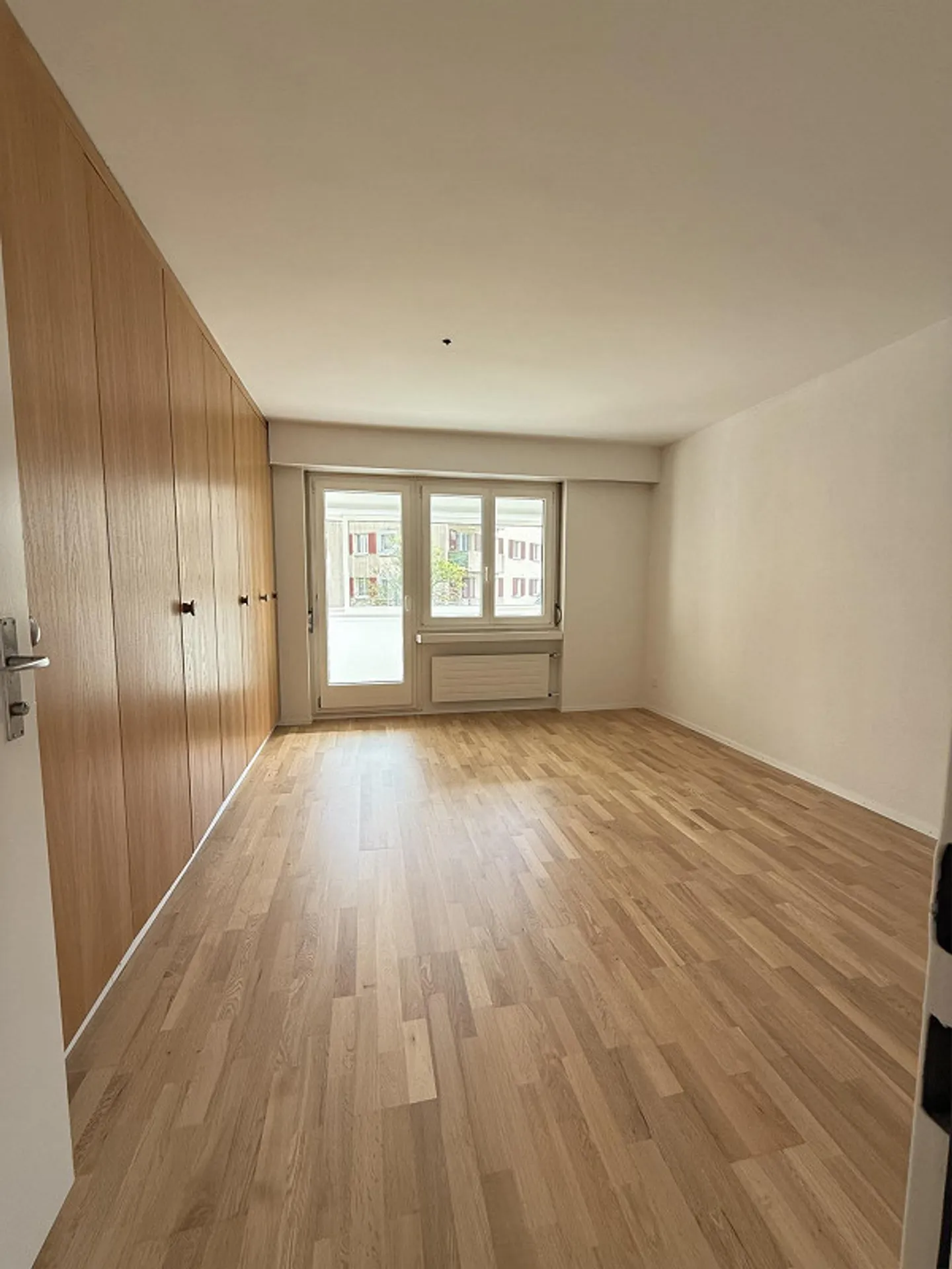 Appartamento 4.5 stanze luminoso e moderno ristrutturato (2026) in una posizione soleggiata di prima scelta - Foto 8 di 13