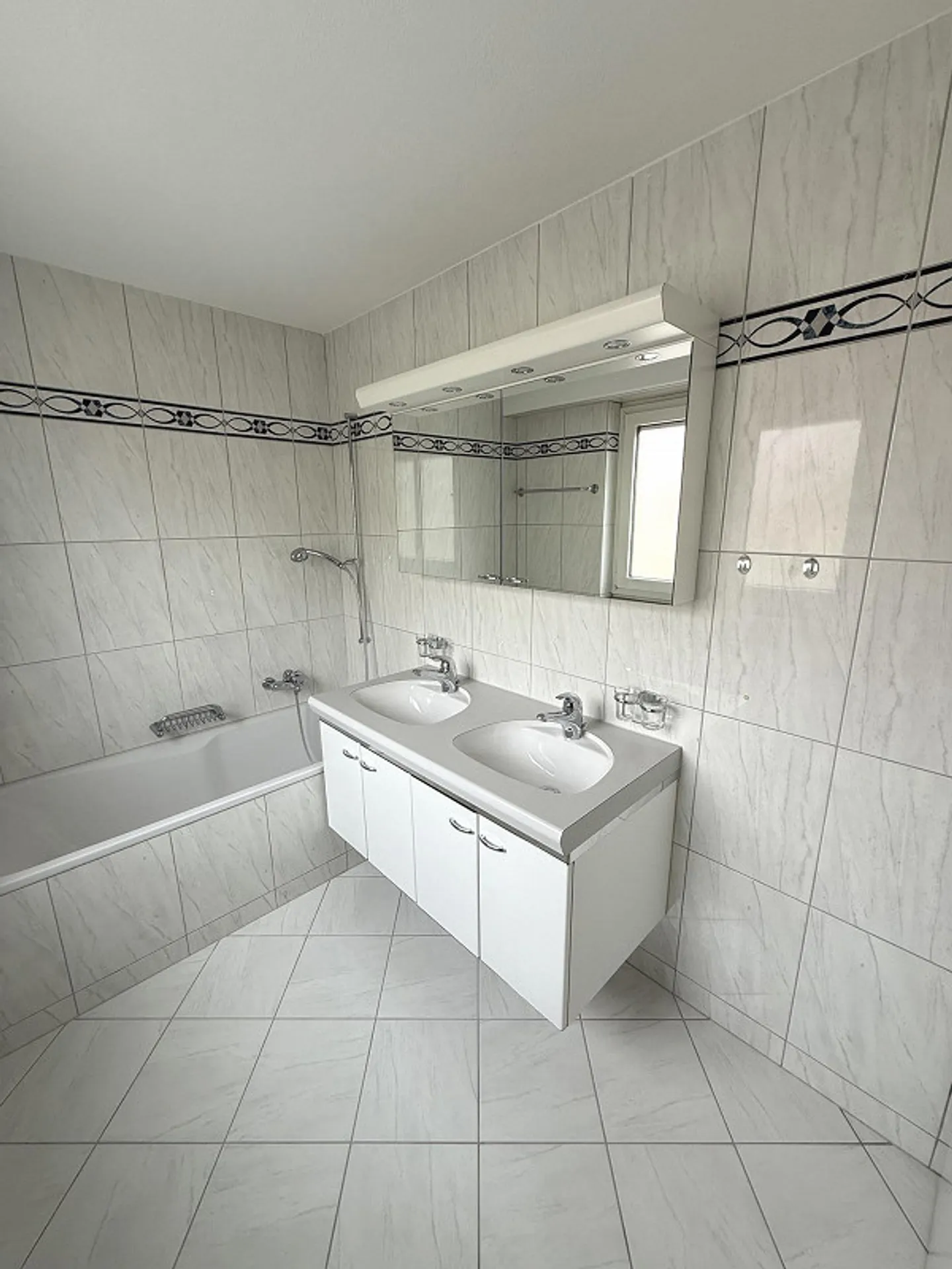 Appartamento 4.5 stanze luminoso e moderno ristrutturato (2026) in una posizione soleggiata di prima scelta - Foto 10 di 13