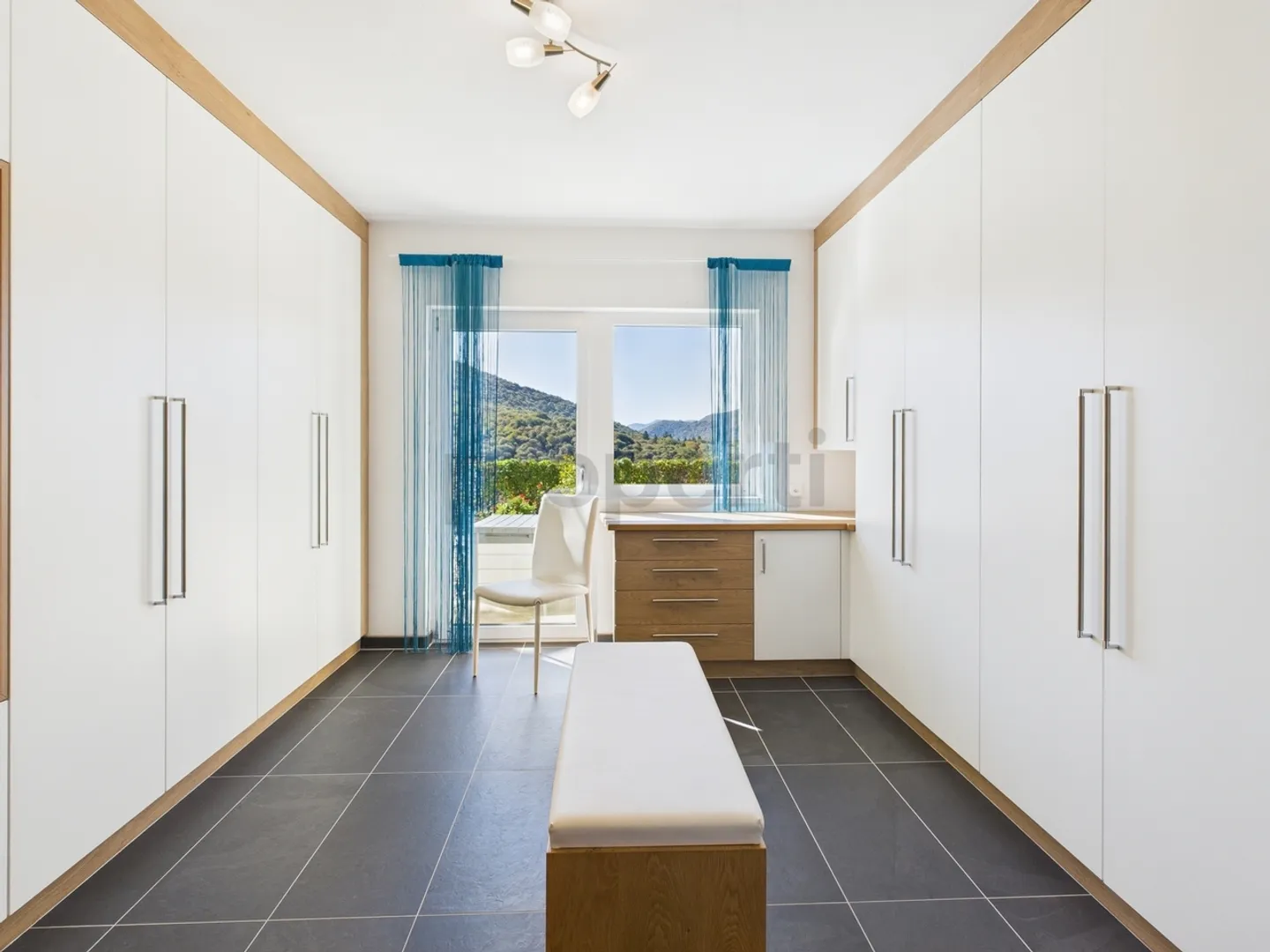 Quiet and idyllic living, with mountain and lake views of Lake Lugano - Photo 8 of 13