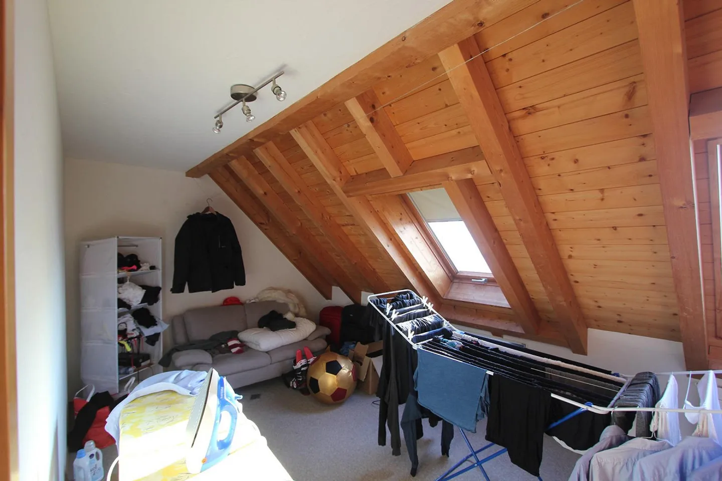 Charming 3.5-Room Attic Apartment in Eschenz - Photo 8 of 13