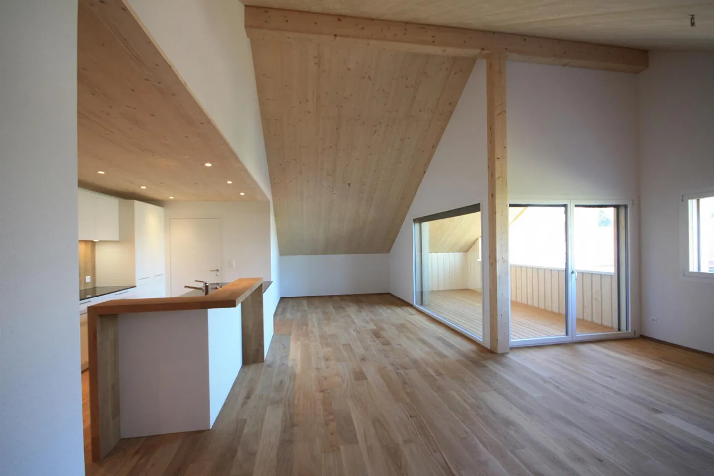 Appartement en Attique Unique dans un Emplacement Calme - Photo 3 sur 17