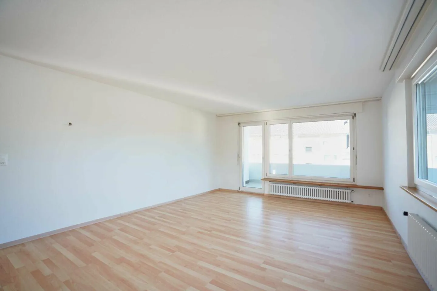 Helle und grosszügige 3.5-Zi. Wohnung im 1. OG - Foto 1 von 12