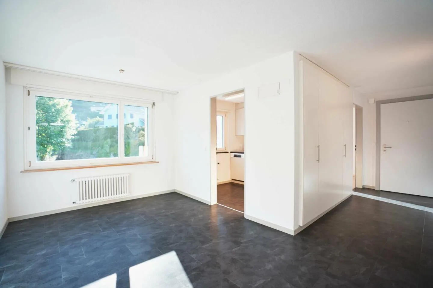 Helle und grosszügige 3.5-Zi. Wohnung im 1. OG - Foto 4 von 12