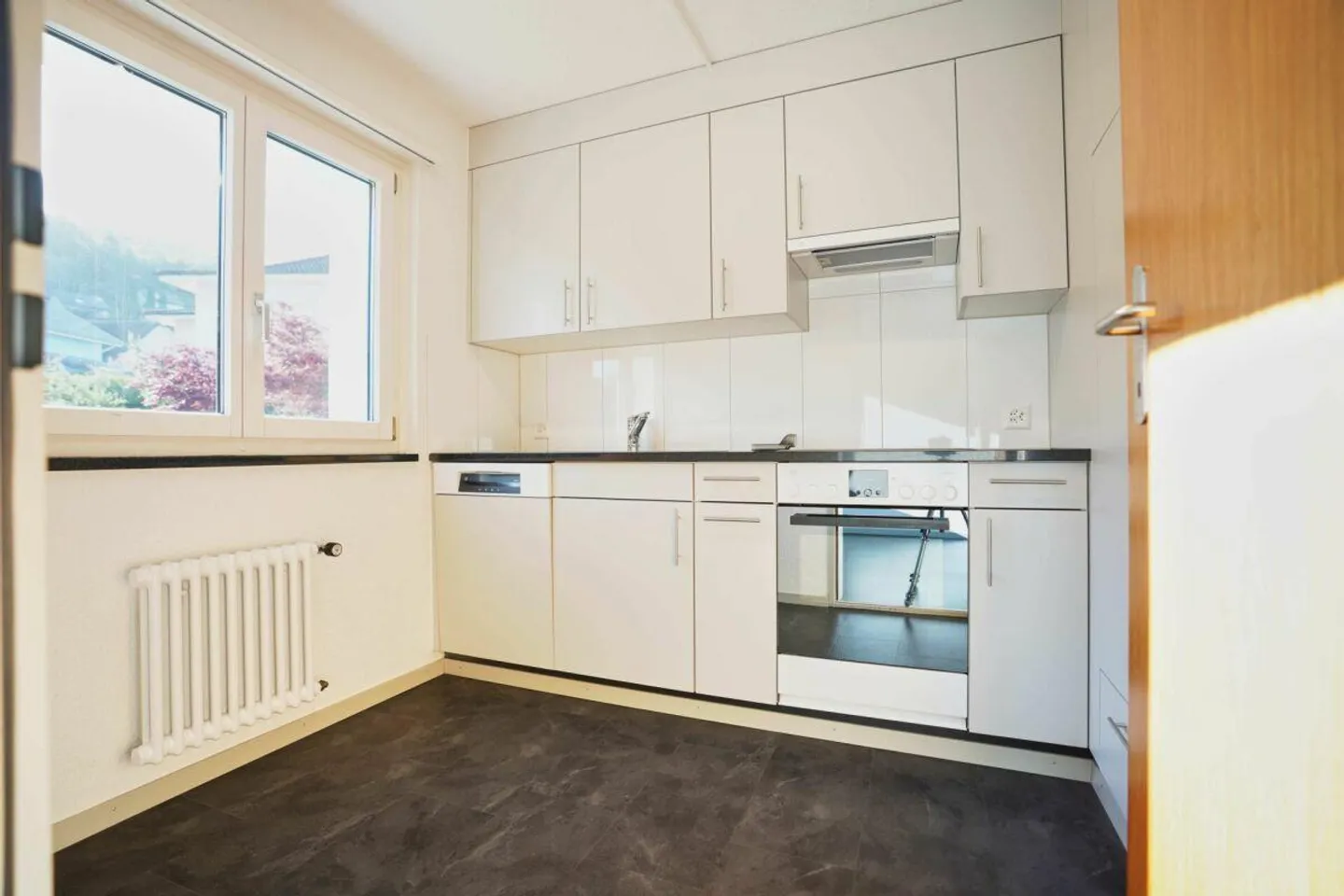 Helle und grosszügige 3.5-Zi. Wohnung im 1. OG - Foto 3 von 12