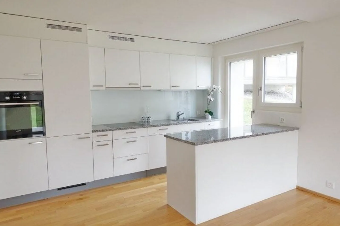 Espace de jardin avec vue sur la montagne - Votre nouvel appartement en ville ! - Photo 1 sur 6