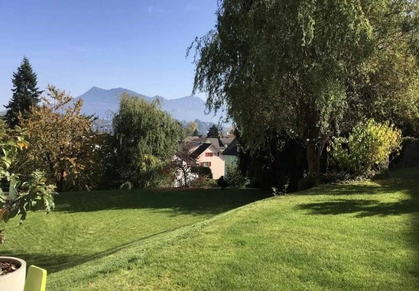 Espace de jardin avec vue sur la montagne - Votre nouvel appartement en ville ! - Photo 5 sur 6