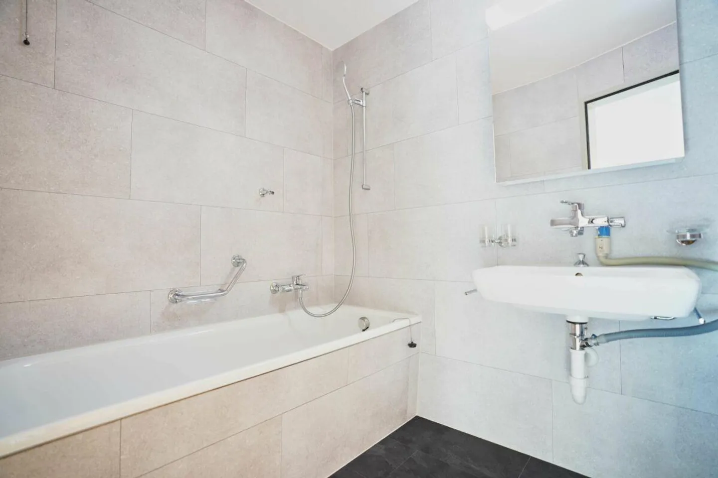 Helle und grosszügige 3.5-Zi. Wohnung im 1. OG - Foto 9 von 12