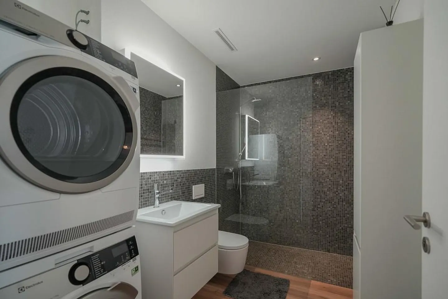 Contemporary Living Enjoyment - Great Location: 2.5 Room MINERGIE Apartment, ... - Photo 8 of 13