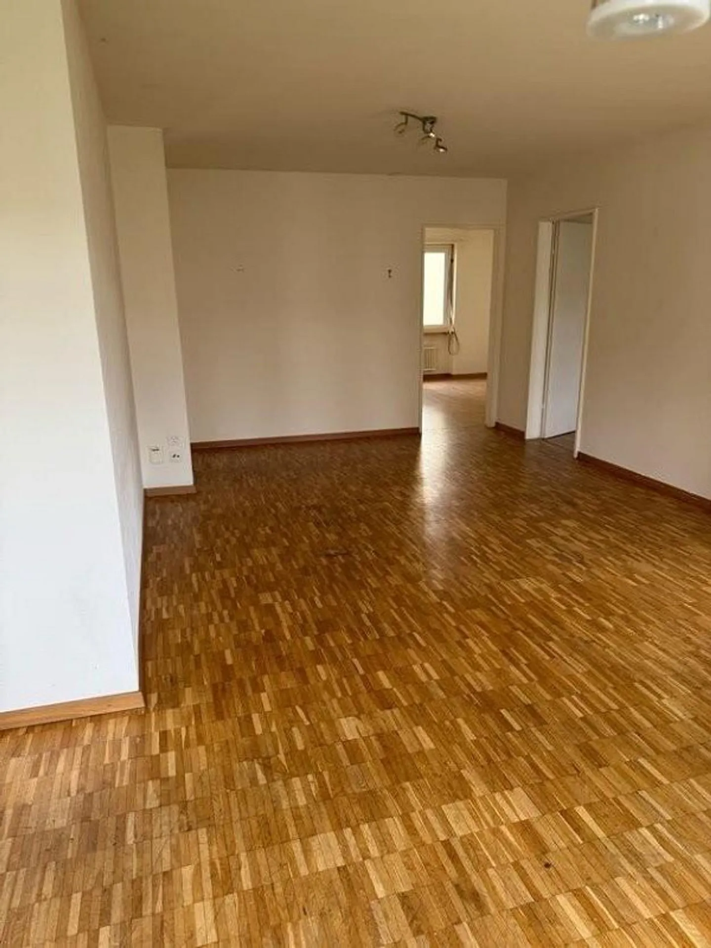 Apartment in a quiet location in beautiful Niederhasli - Photo 3 of 7