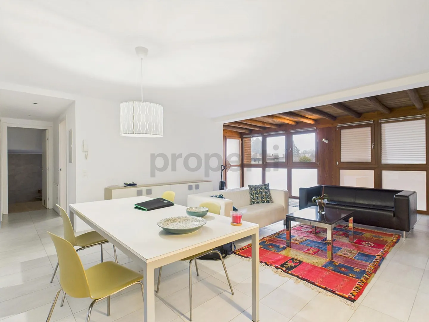 Appartement élégant de 3,5 pièces avec balcon entièrement rénové dans une cour à Stabio - Photo 2 sur 12