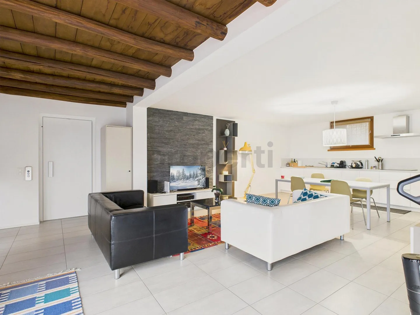 Appartement élégant de 3,5 pièces avec balcon entièrement rénové dans une cour à Stabio - Photo 1 sur 12