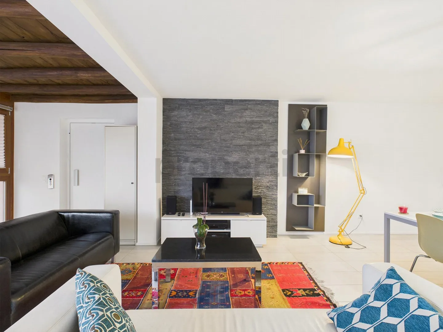 Appartement élégant de 3,5 pièces avec balcon entièrement rénové dans une cour à Stabio - Photo 4 sur 12