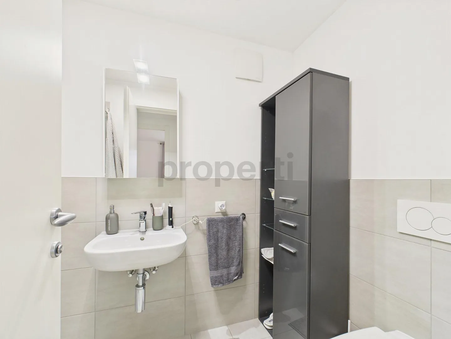 Appartement élégant de 3,5 pièces avec balcon entièrement rénové dans une cour à Stabio - Photo 10 sur 12