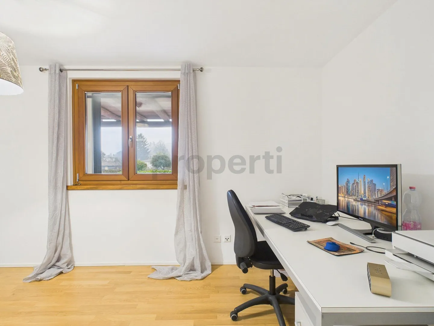 Appartement élégant de 3,5 pièces avec balcon entièrement rénové dans une cour à Stabio - Photo 8 sur 12