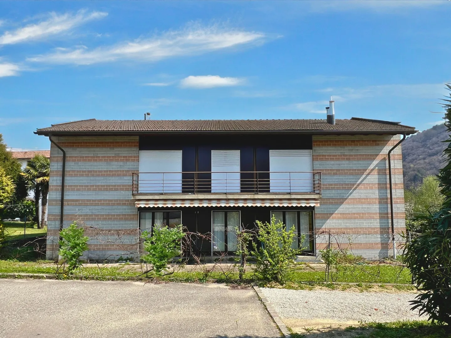 Grande villa con due unità abitative su tre livelli con giardino - Foto 2 di 18