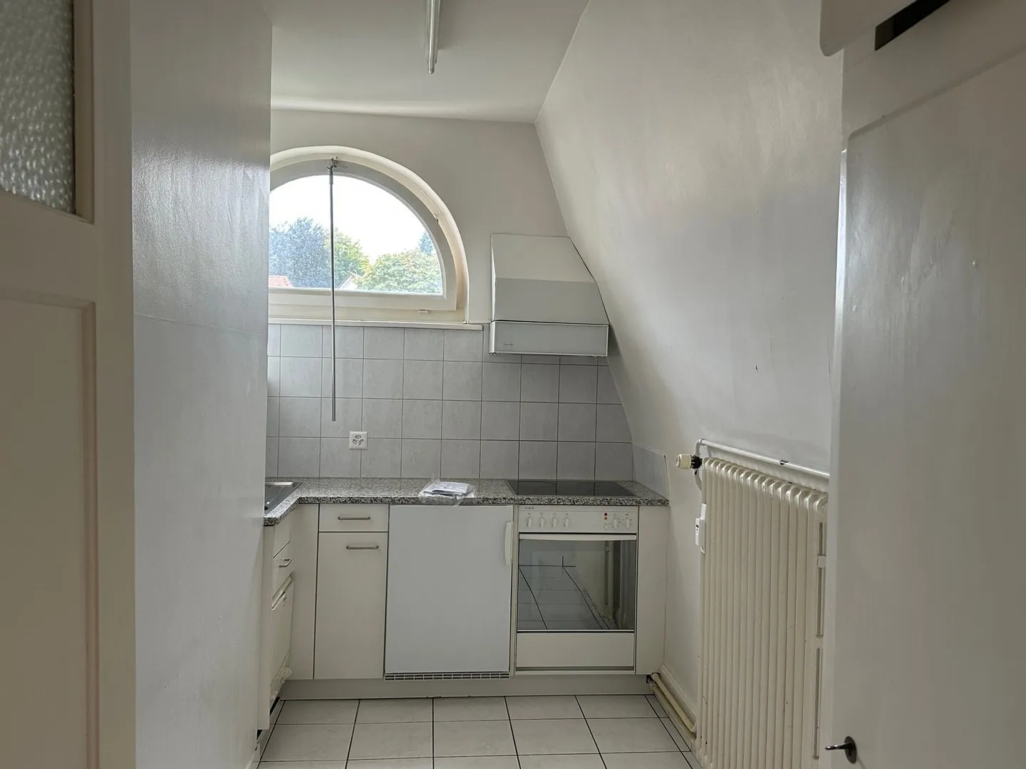 Charmante appartement sous les toits de 2 pièces dans un bâtiment historique - Photo 2 sur 5