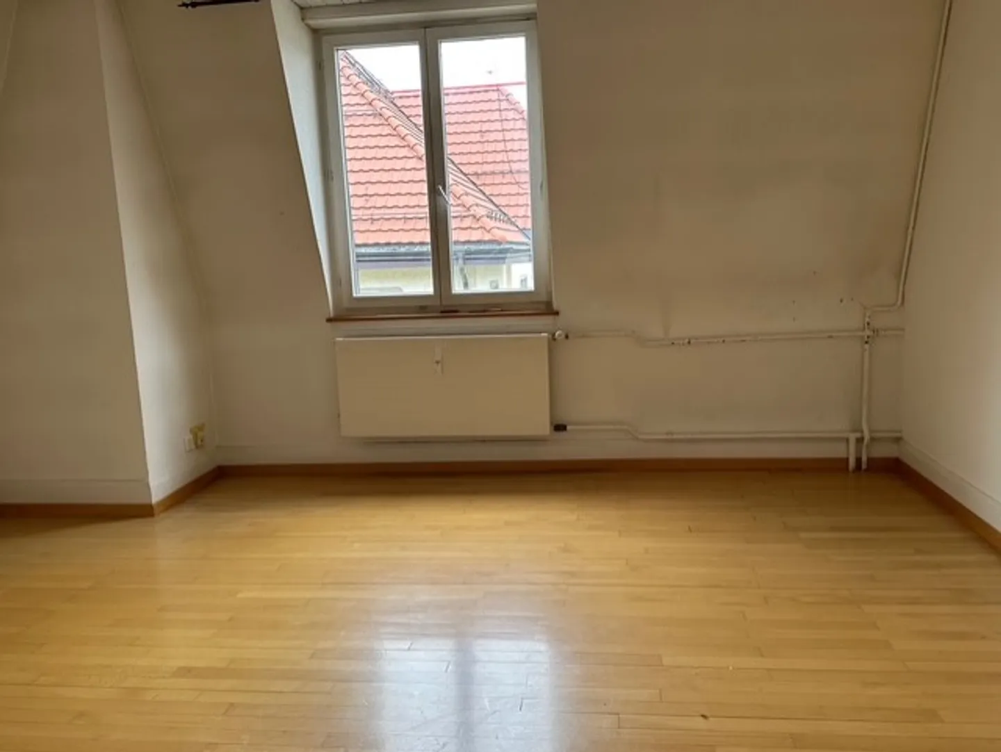 Charmante appartement sous les toits de 2 pièces dans un bâtiment historique - Photo 3 sur 5