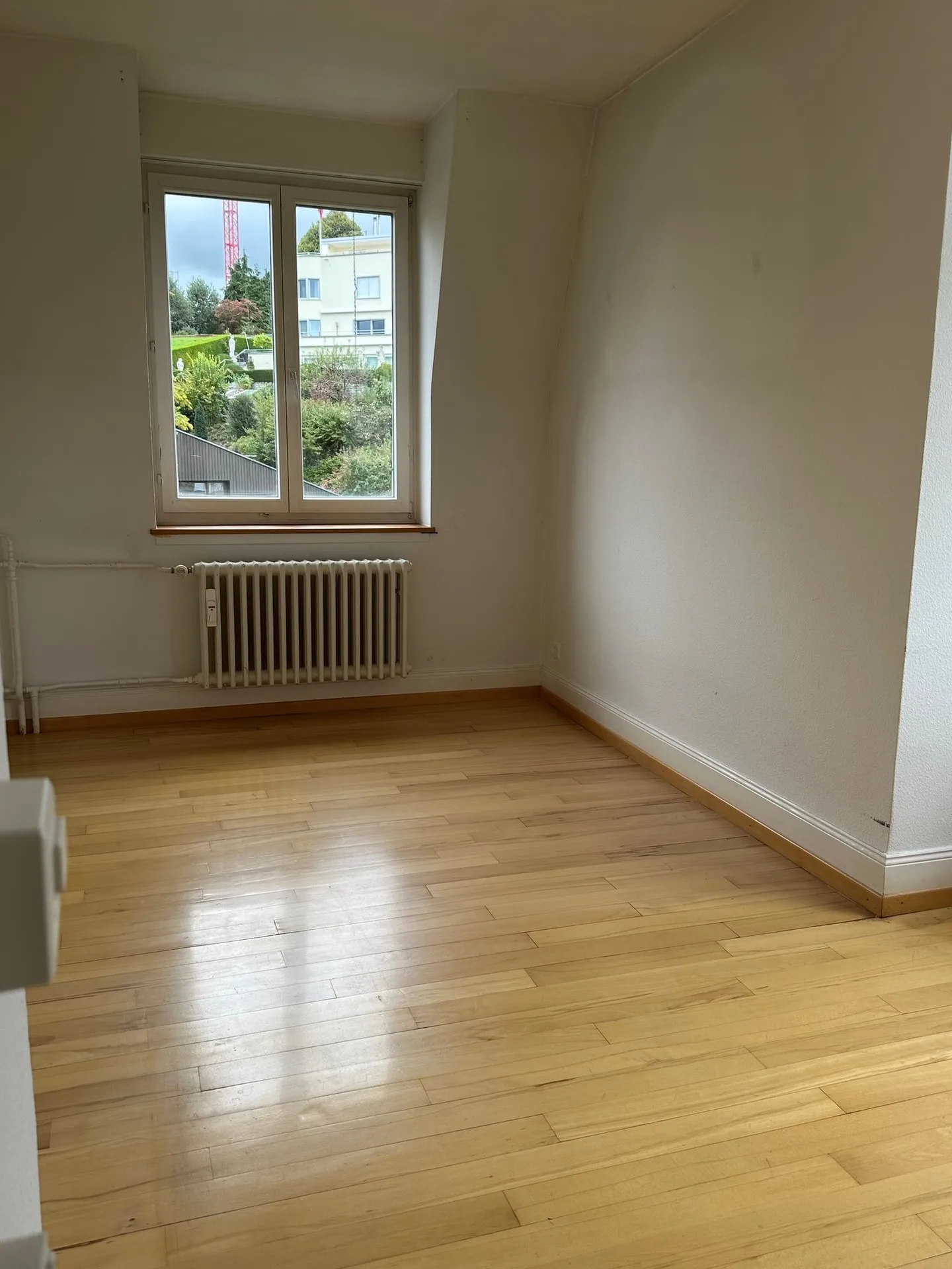 Charmante appartement sous les toits de 2 pièces dans un bâtiment historique - Photo 4 sur 5