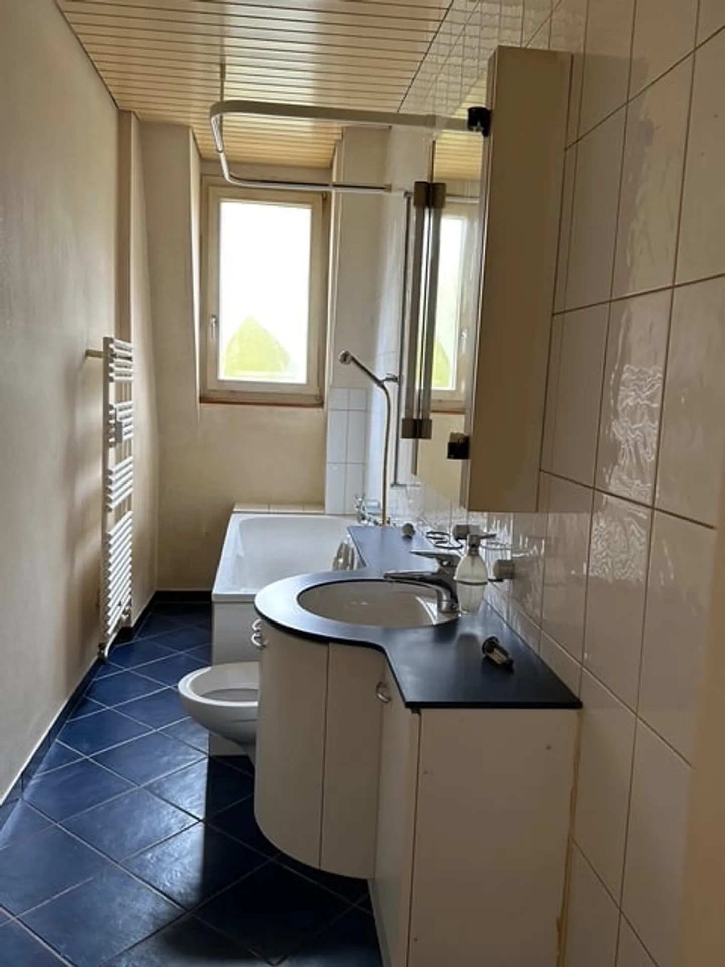 Charmante appartement sous les toits de 2 pièces dans un bâtiment historique - Photo 5 sur 5