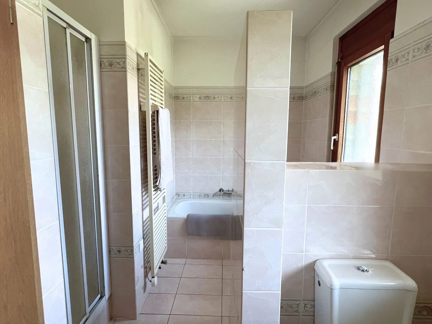 Grande villa con due unità abitative su tre livelli con giardino - Foto 14 di 18