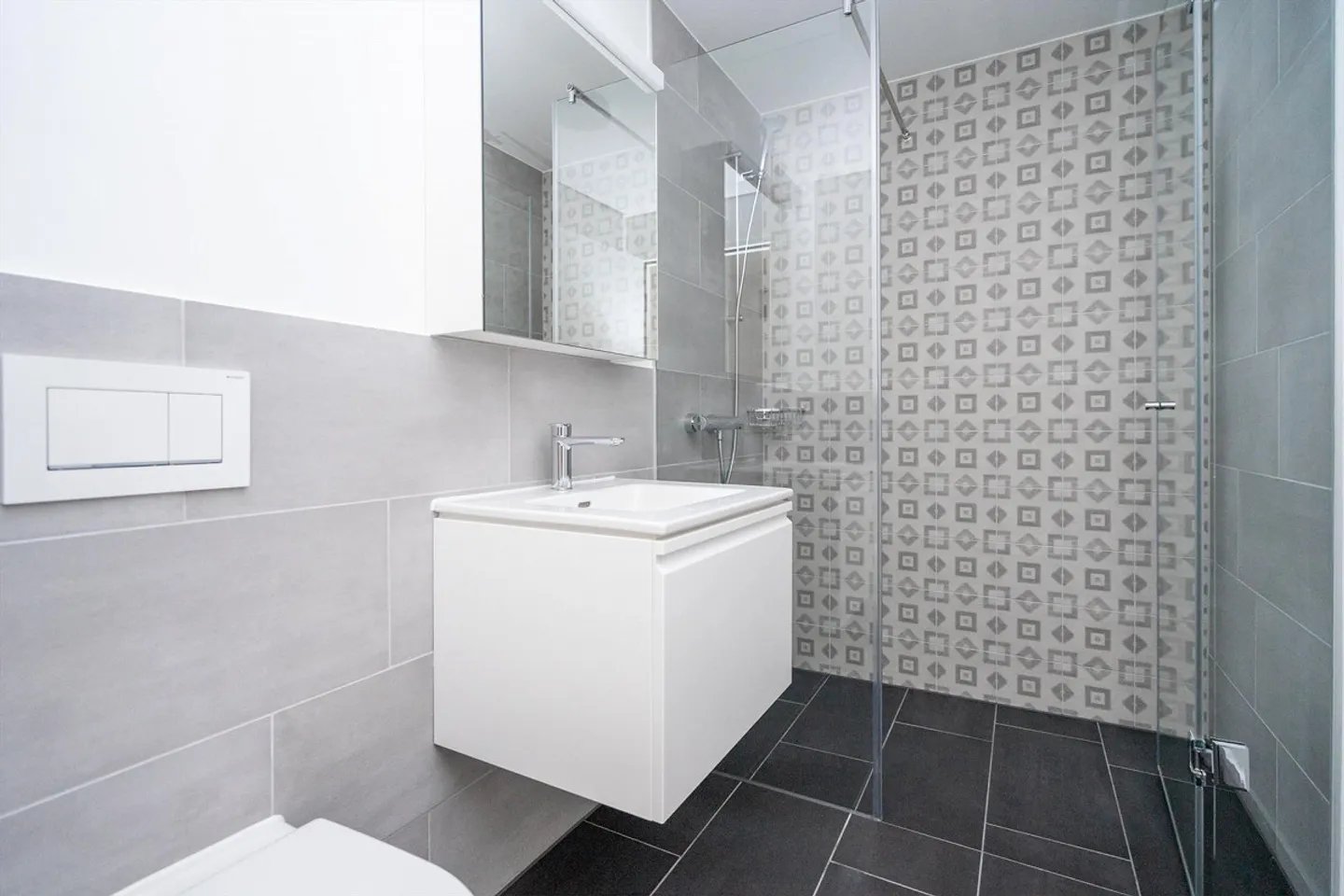 Spacious, modern ground floor apartment in the green is looking for you! - Photo 12 of 13