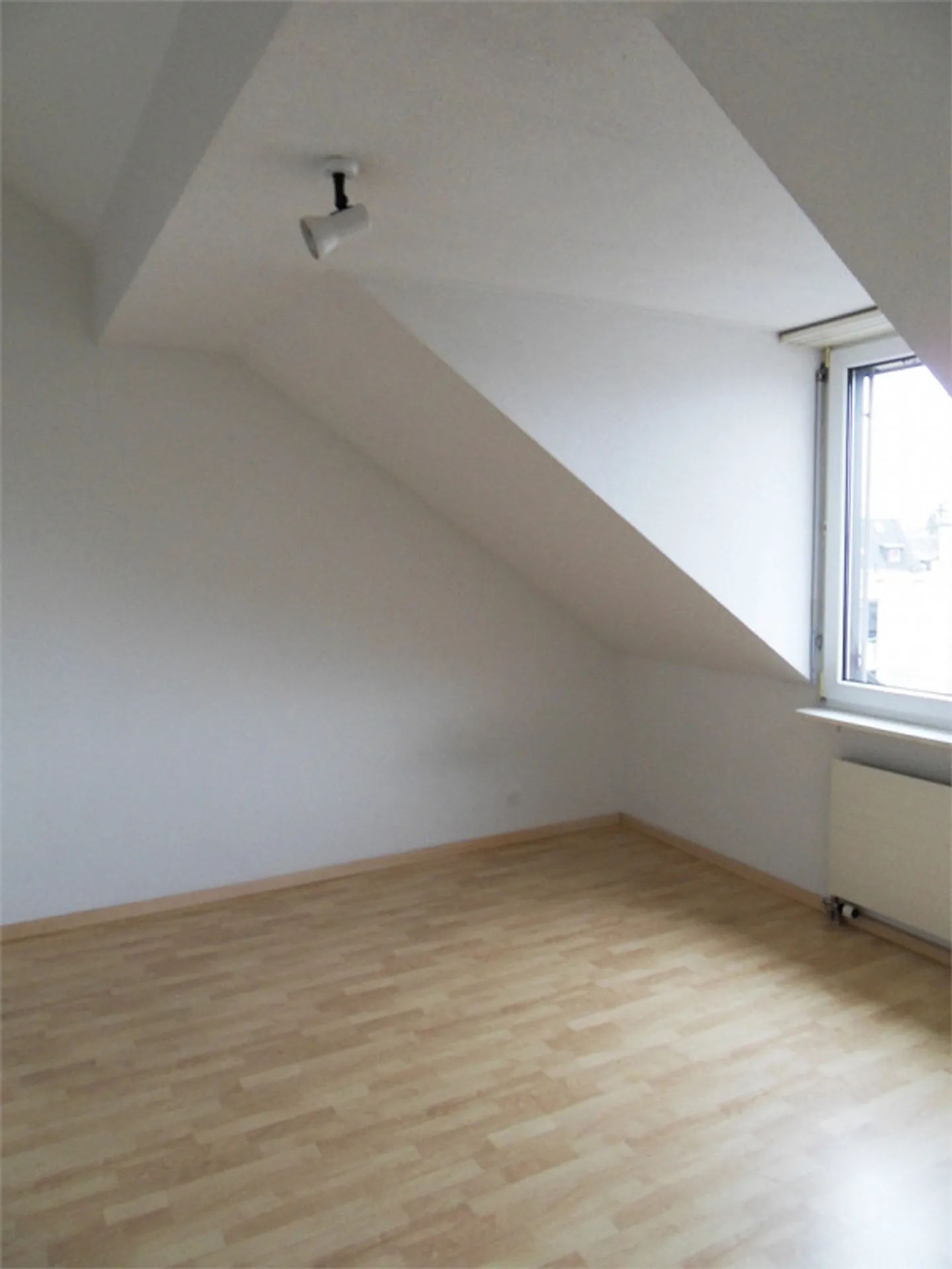 Charmante Dachwohnung - Foto 3 von 6