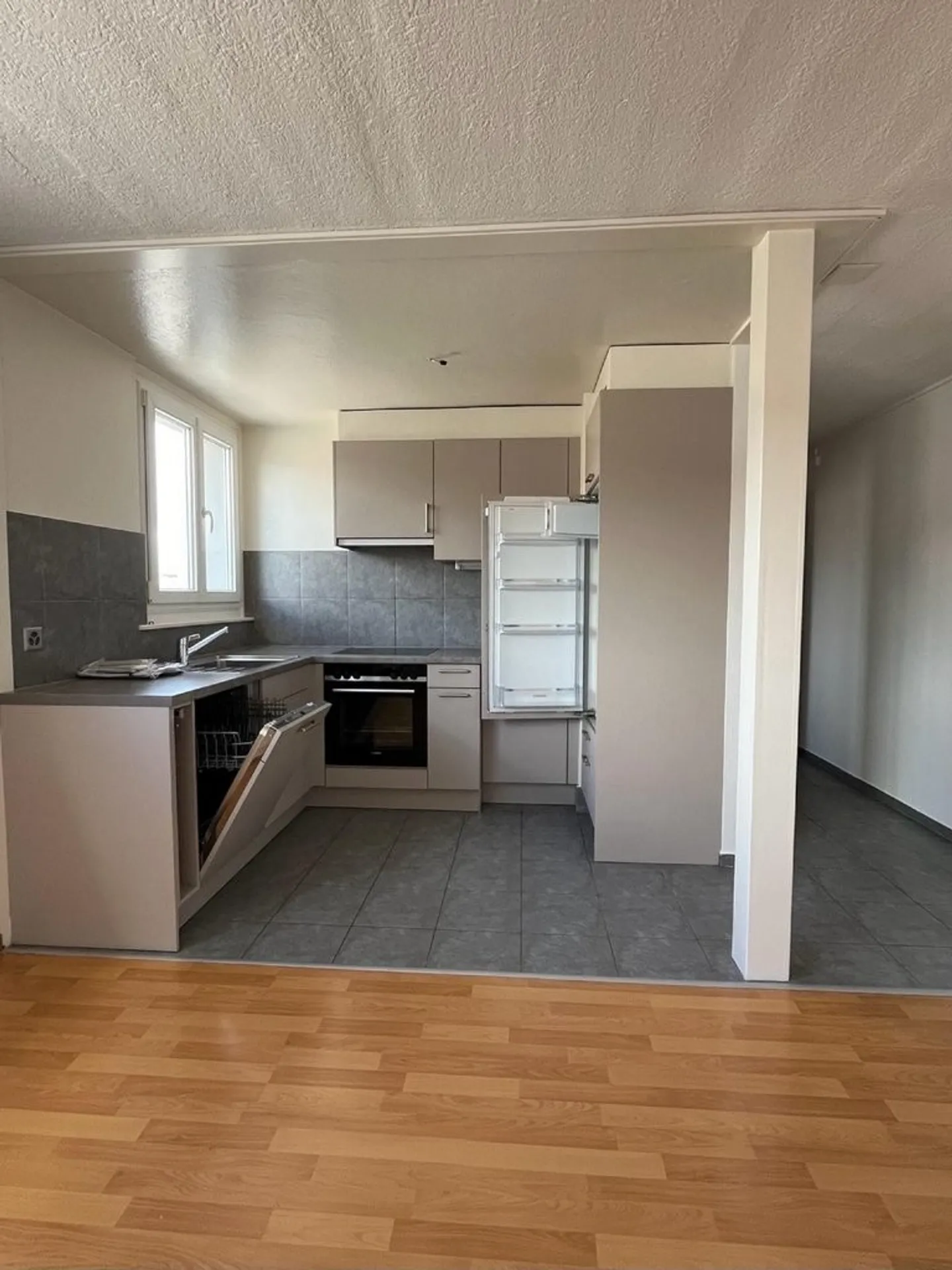 Appartement rénové avec balcon - Photo 1 sur 6