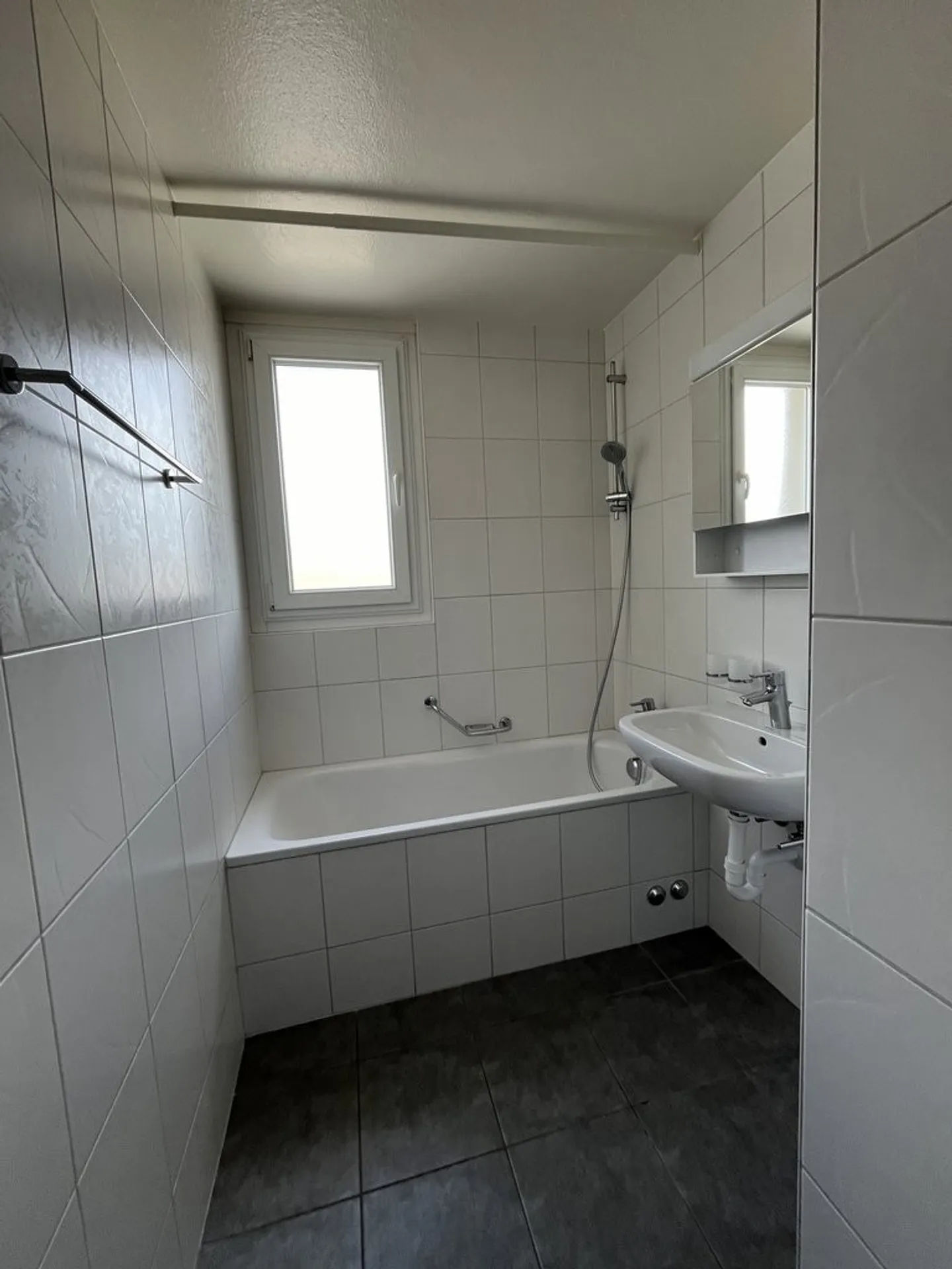 Appartement rénové avec balcon - Photo 5 sur 6